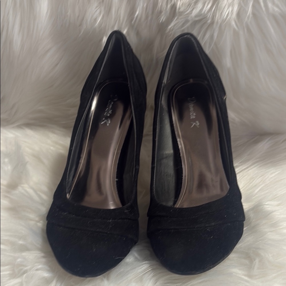 Classic Black Heels with Sleek Design